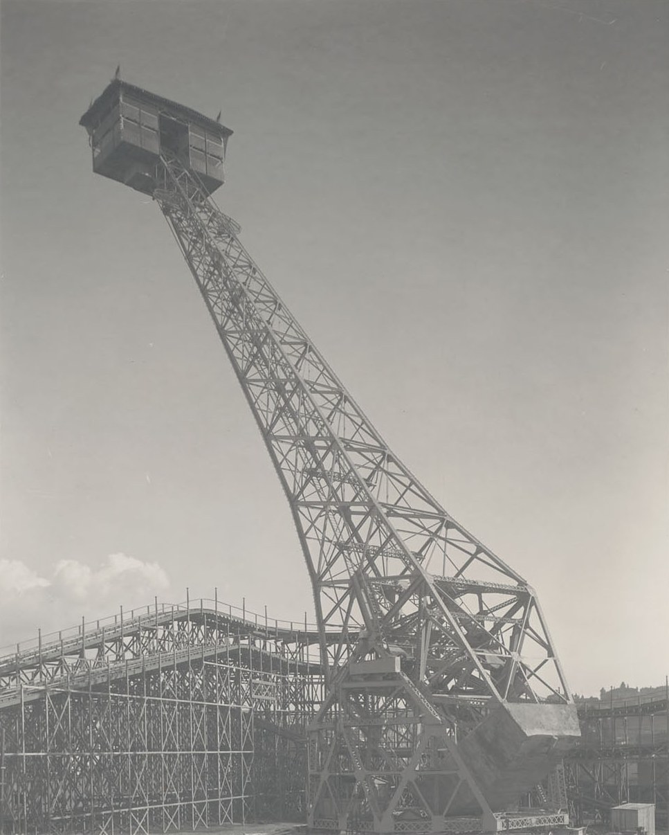 The Aeroscope, a counterweighted steel arm that lifted a cabin of 120 riders 265 feet above the Zone