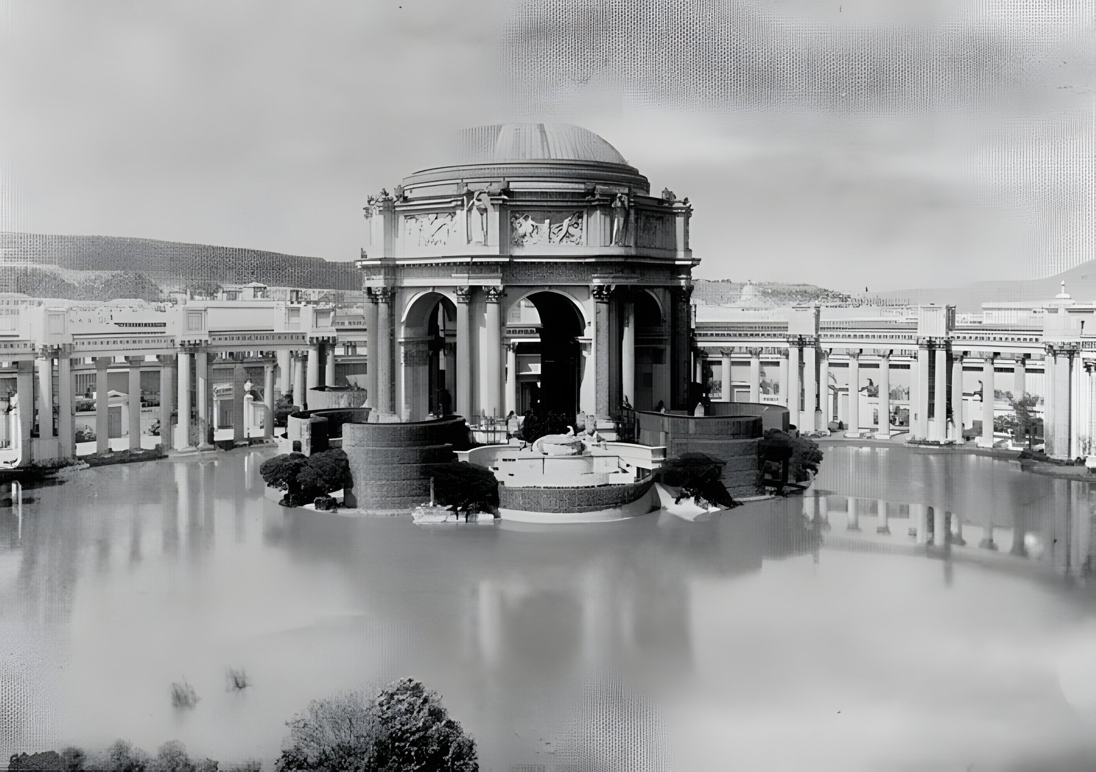 The Palace of Fine Arts across its lagoon, 1915