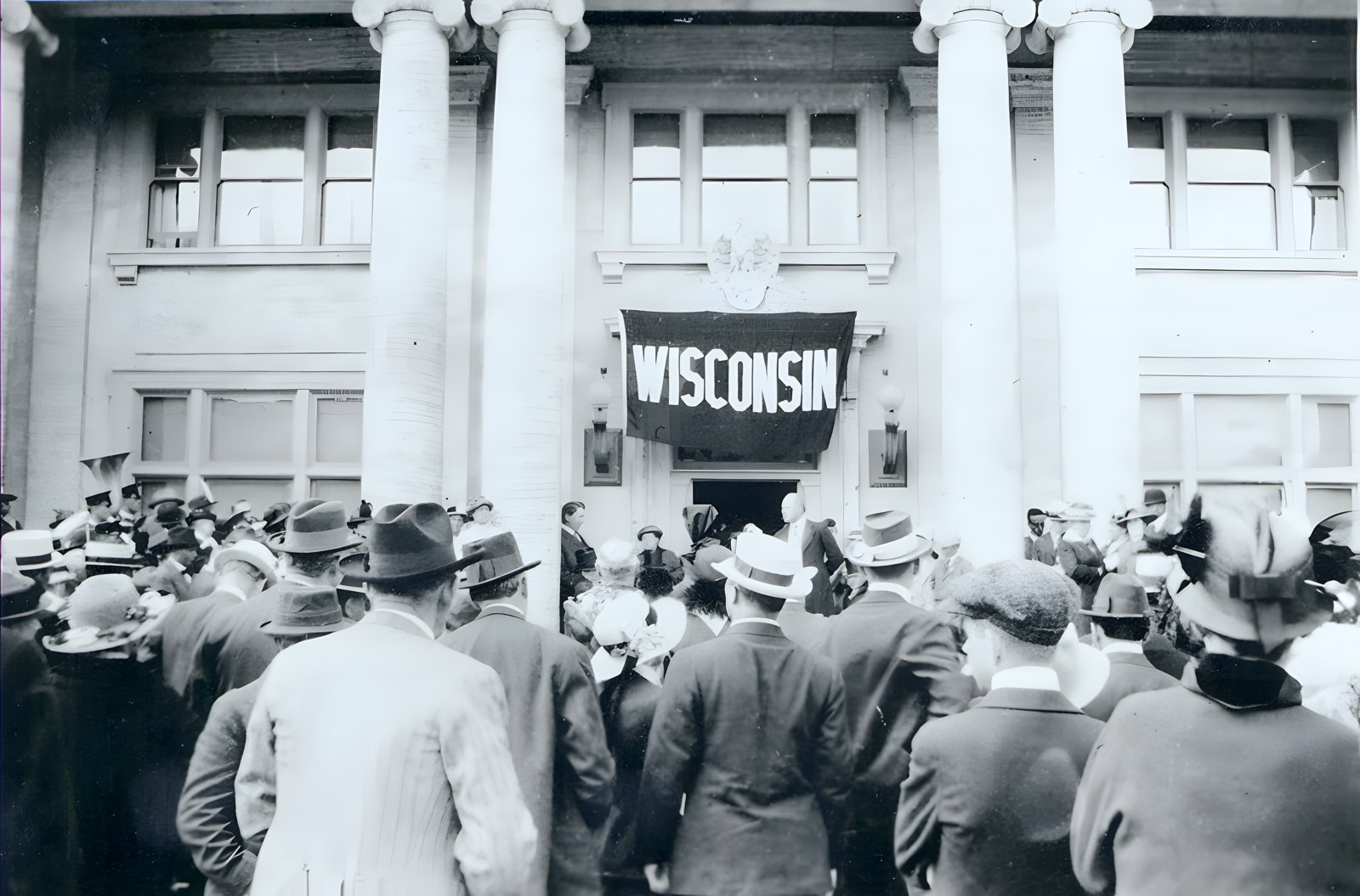A crowd at the door of the Wisconsin Building, 1915