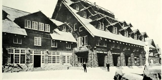 Old Faithful Inn, the Union Pacific concession on the Zone