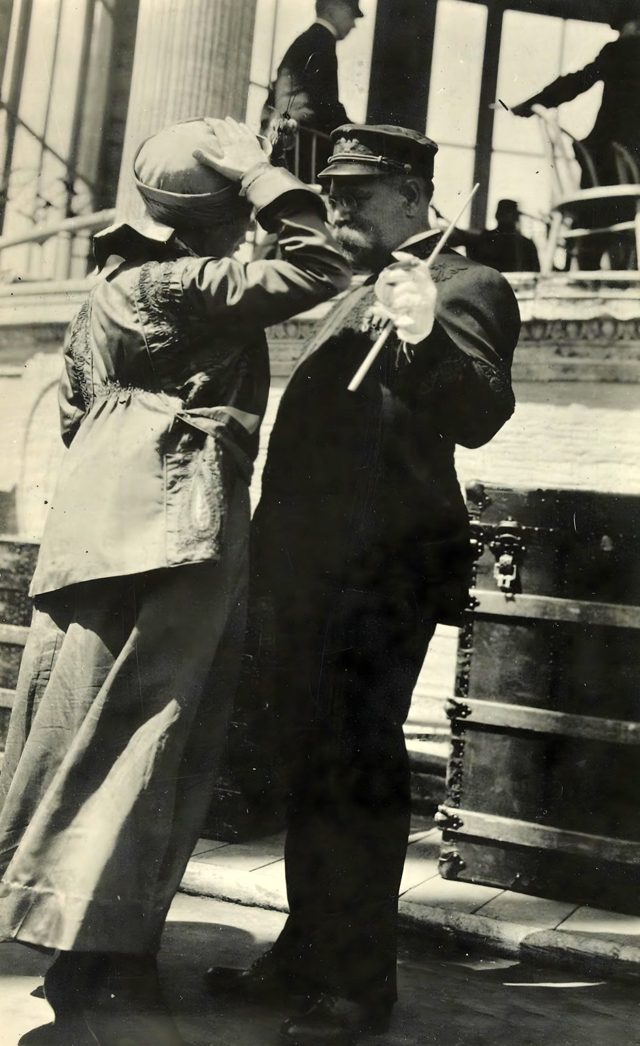 Sousa talking to a woman, San Francisco Panama-Pacific International Exposition