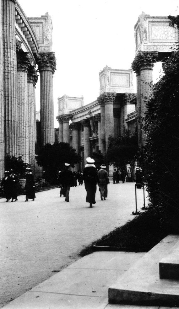 The colonnade of the Palace of Fine Arts