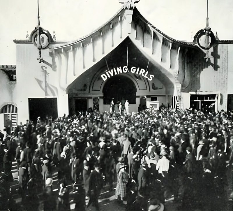The Diving Girls on the Zone, with the crowd at the door