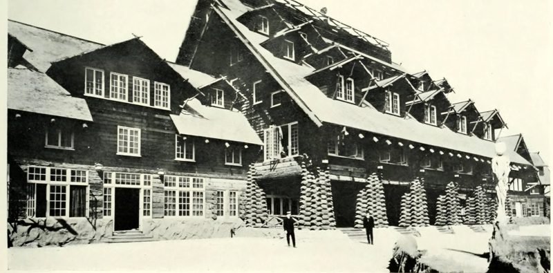 Old Faithful Inn, the Union Pacific concession on the Zone